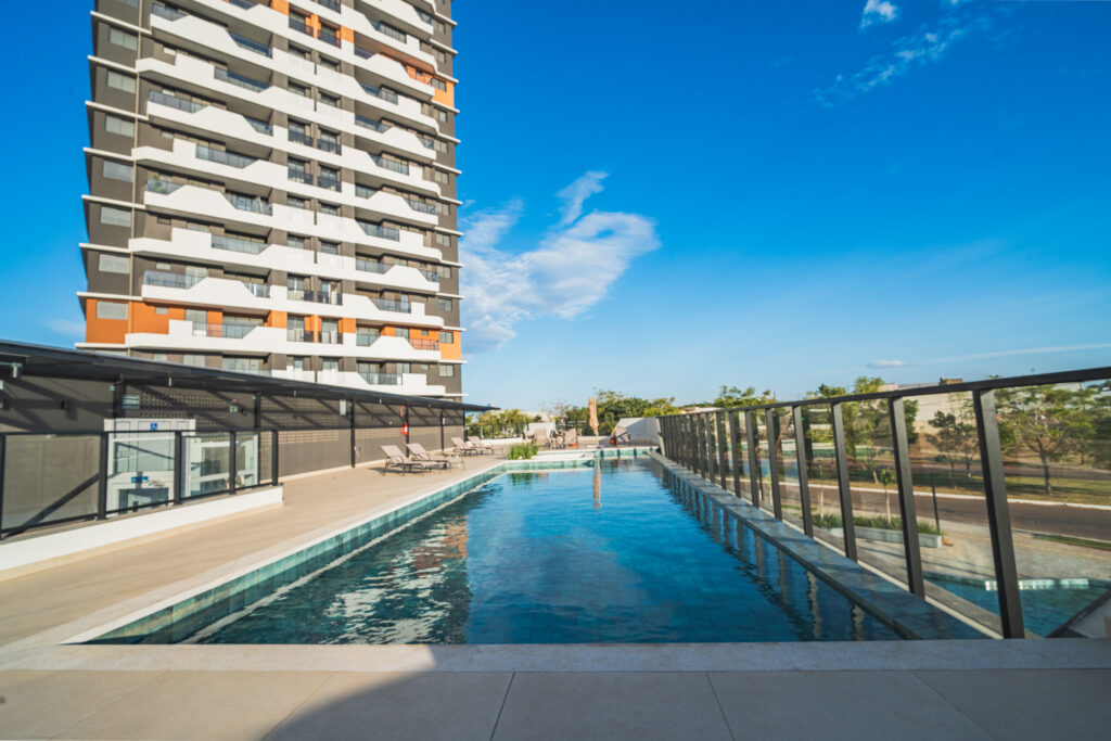 Piscina no rooftop e fachada do empreendimento Duottori Residence em Sinop